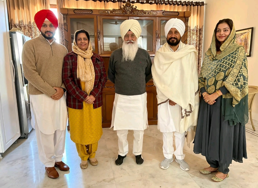 DERA BEAS CHIEF BABA GURINDER SINGH DHILLON CALLS ON CM CHANNI - Hello ...